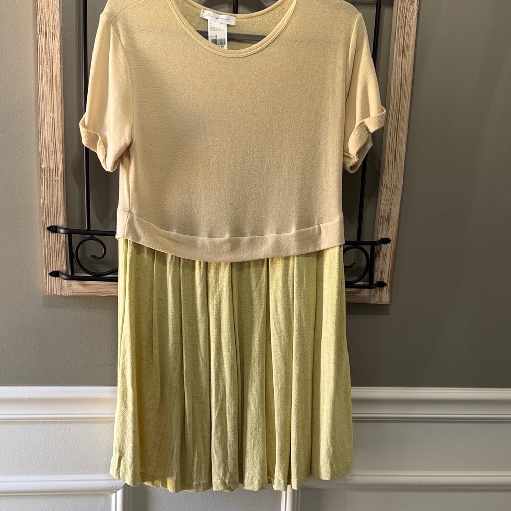 Ces femme NWT small Yellow Two-Tone Short Sleeve Dress